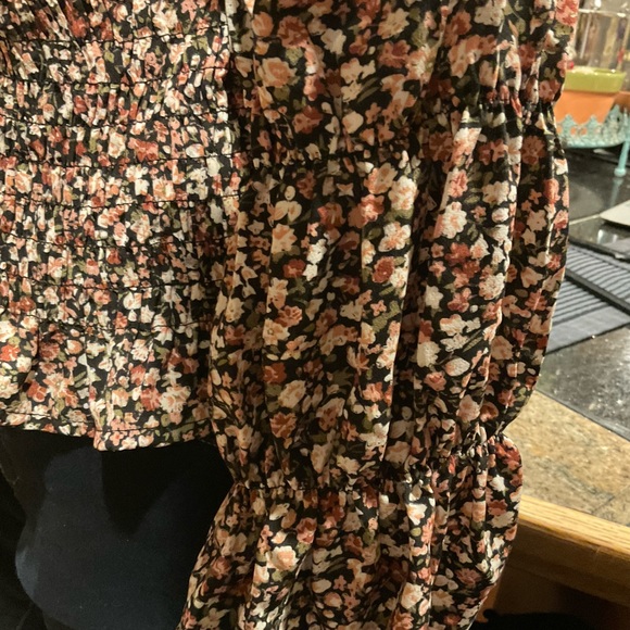 NWT Very cute flowered cropped top.Synch detail on the front with tie. - Picture 6 of 6